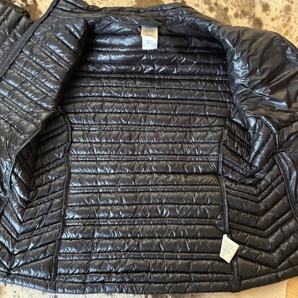 PATAGONIA Black Women Patagonia Ultralight Down Jacket Size Medium - Picture 10 of 10